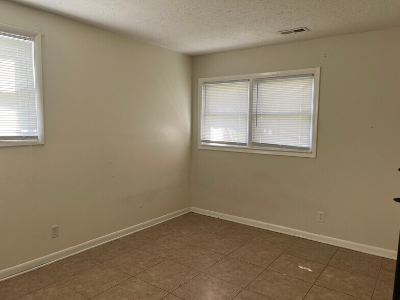 Building Photo - 13605 Greystone Ave
