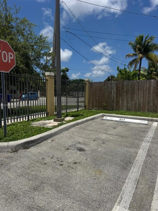 Building Photo - 2647 NW 25th Ave