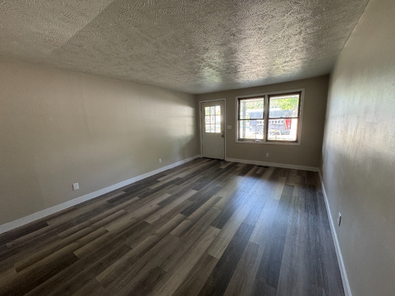 Building Photo - 1057 Delphi Ave