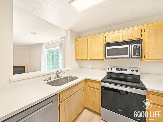 Building Photo - Modern Second-Story 2B/2BA in the Heart of San Diego with Resort-Style Amenities.