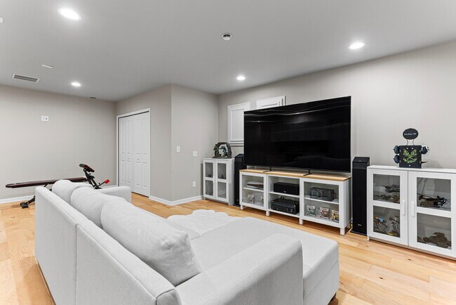 Building Photo - 1675 Addison Cir