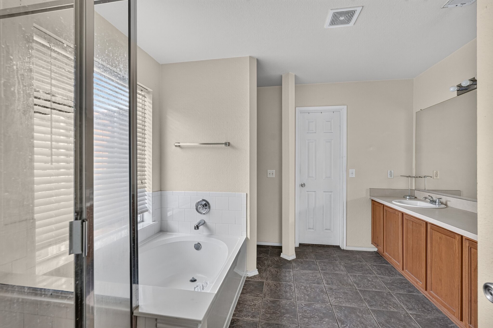 Building Photo - 1325 Periwinkle Dr