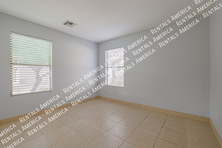 Building Photo - 1324 S Mosley Ct