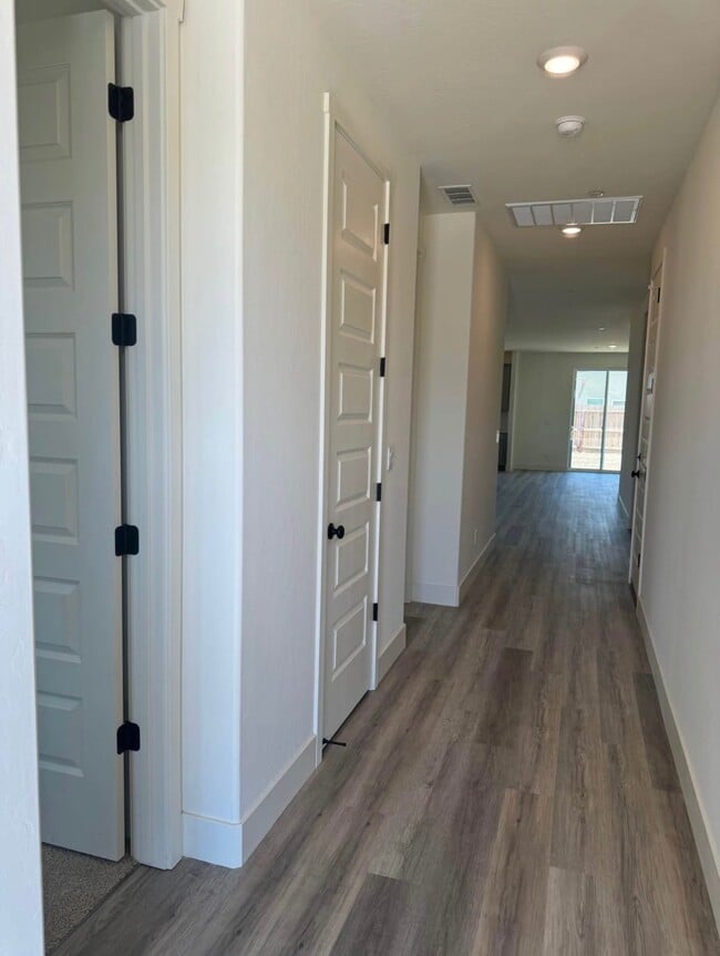 Building Photo - 402 Broadstone Ct