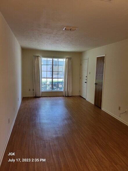 living room - 905 N 24th St