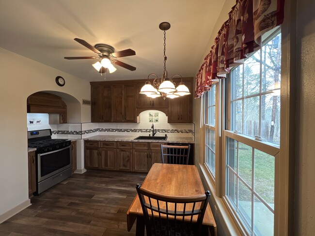 Building Photo - 1131 Colonial Dr E