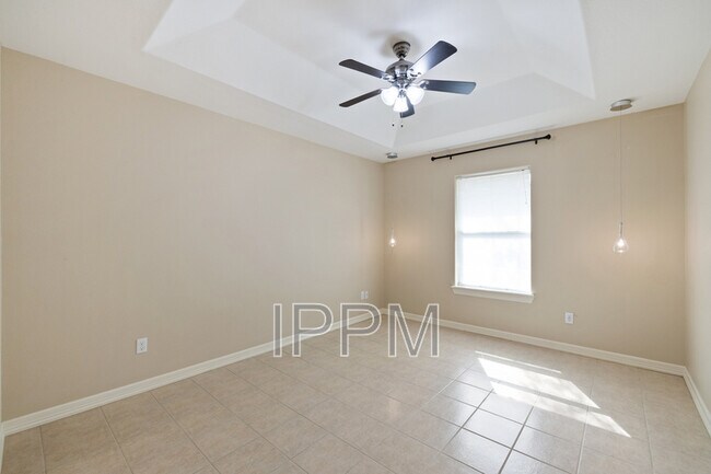 Building Photo - 1825 Treasure Oaks Dr