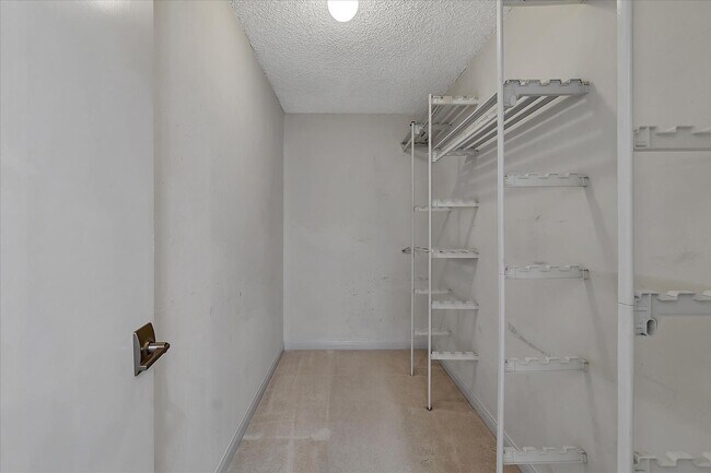 Building Photo - Great Location! Great Schools! Month to Month Only!