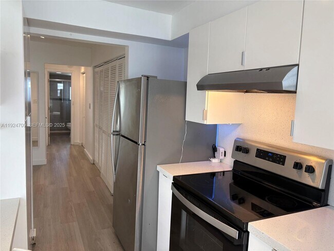 Building Photo - 1340 Lincoln Rd