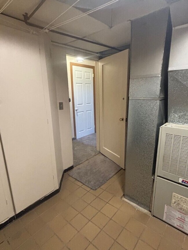 Building Photo - 419 W 5th Ave