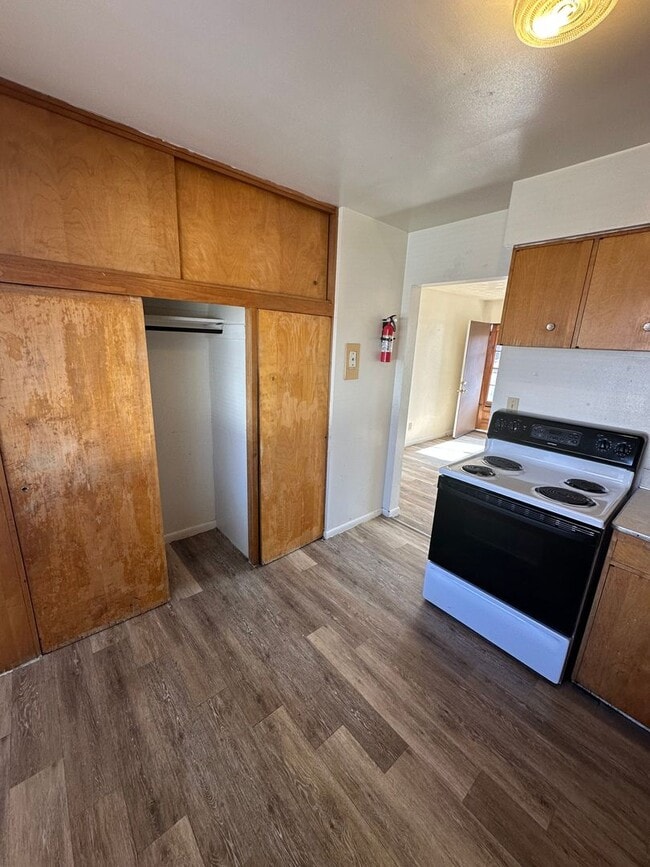 Building Photo - LE2012