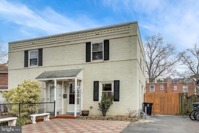 Building Photo - 903 S Irving St