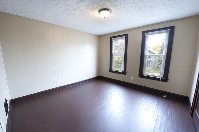 Building Photo - 3 Bedroom, 1 Bath Townhome, Basement