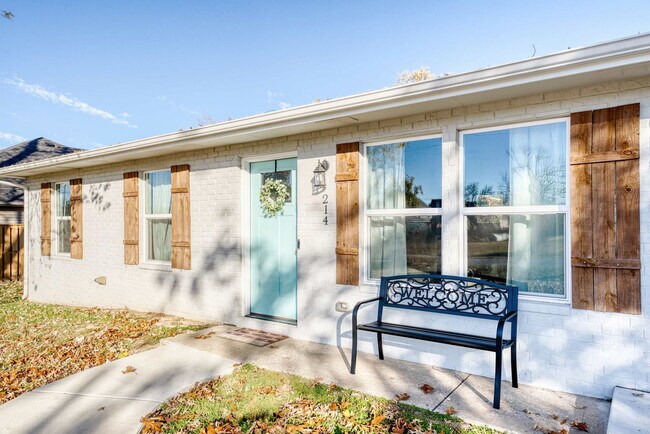 Building Photo - 214 NW L St