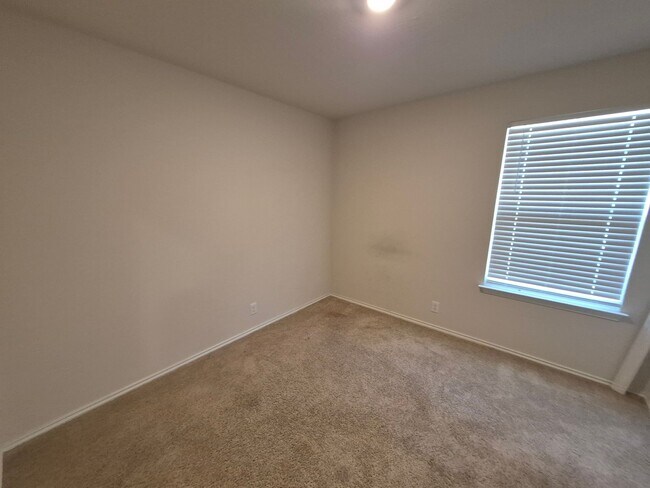 Building Photo - 156 Middle Grn Lp