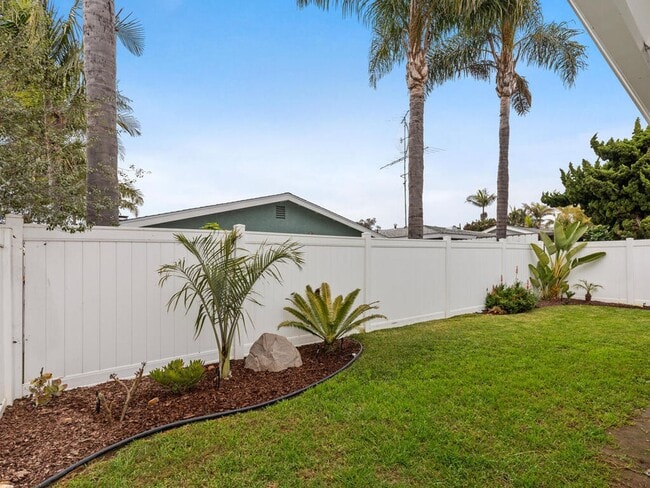 Building Photo - Oceanside Beach-Close 3BD/2BA Home with Easy Freeway Access