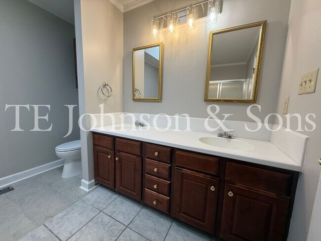 Building Photo - Charming 3 Bedroom Home Near Country Club ...