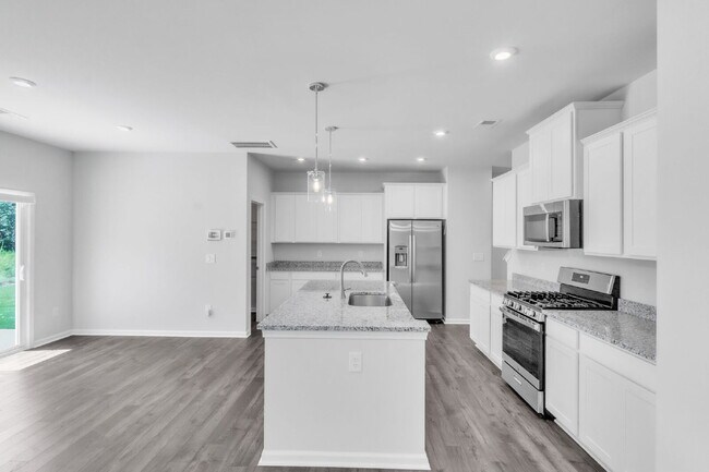Building Photo - PRICE DROP! Spacious Westbriar Woods Home ...
