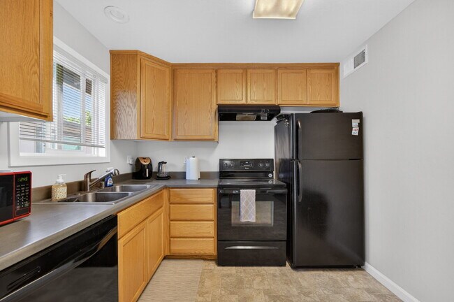 Building Photo - Remodeled 2-Bedroom Gem Near Sac City College