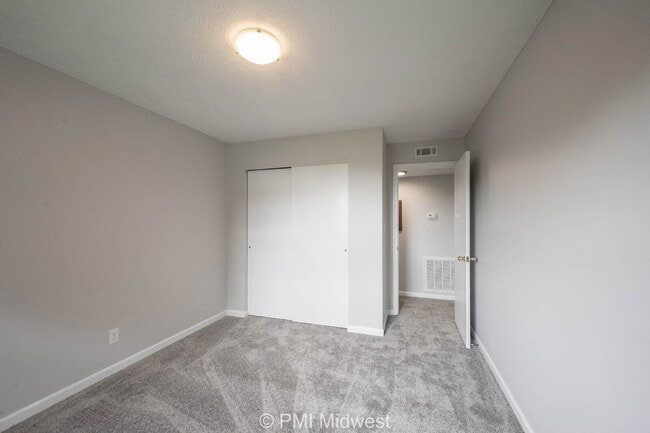 Building Photo - "Charming & Spacious 2-Bedroom Haven in Sh...