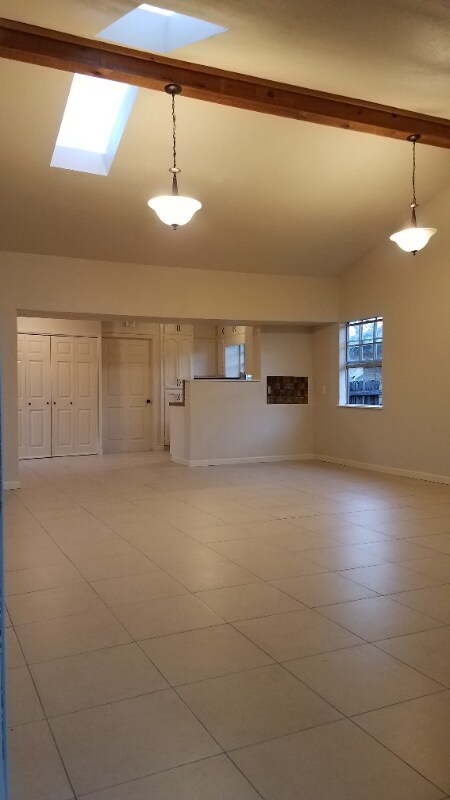 Building Photo - 422 Globe Ave