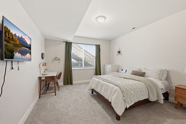 Building Photo - 5765 Mammoth Ln