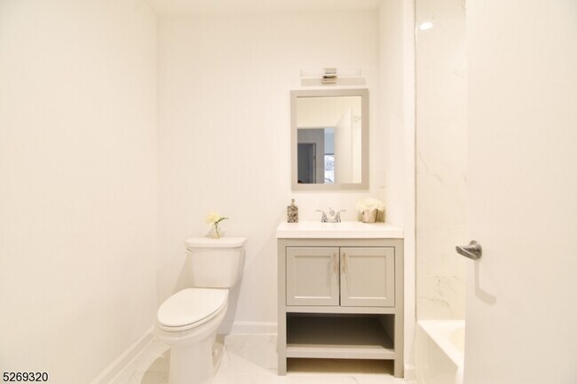 Building Photo - 100 Evergreen Pl