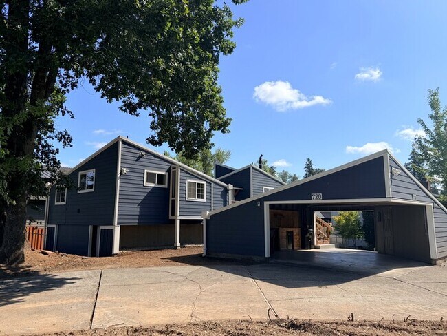 Building Photo - Spacious Home with Office, Studio, Workshop - Endless Possibilities!