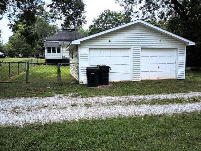 Building Photo - ~Here's a Spacious 3/2 with Fenced yard!~ ...