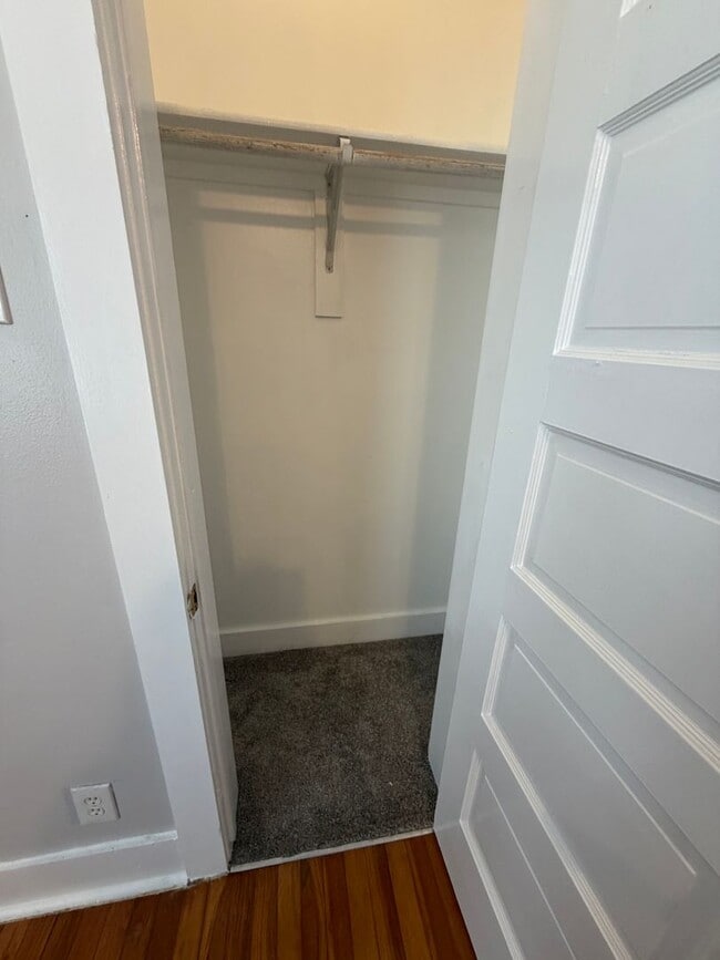 Building Photo - Stylish 2/2 Bungalow with Modern Kitchen & Spacious Backyard