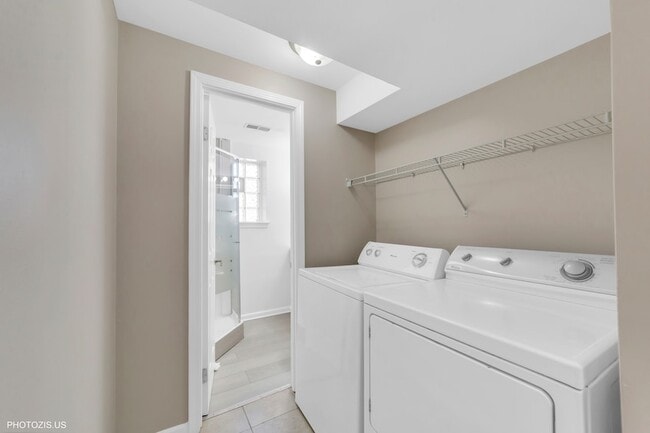 Building Photo - 728 Boxwood Dr