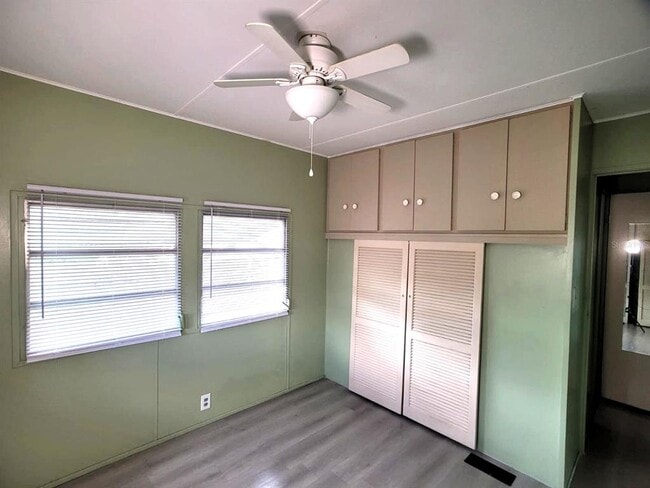 Building Photo - 407 51st Ave Terrace W