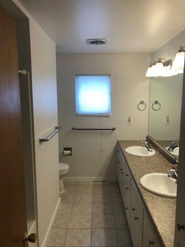 Building Photo - Beautiful Northside 3 Bedroom 2.5 Bath near the Indian Trail!