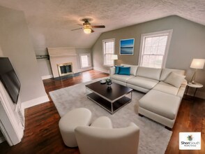 Building Photo - Updated Heritage Hill 2 bed 1 bath upper a...
