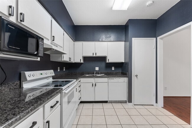 Building Photo - 2100 Tanglewilde St