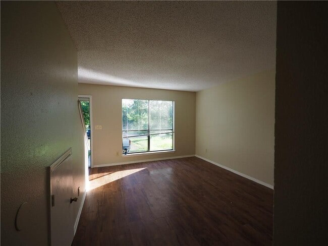 Building Photo - 105 Hillside Dr