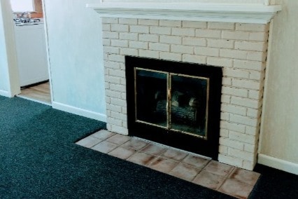 Decorative fireplace in iving room - 10479 Protection S Rd