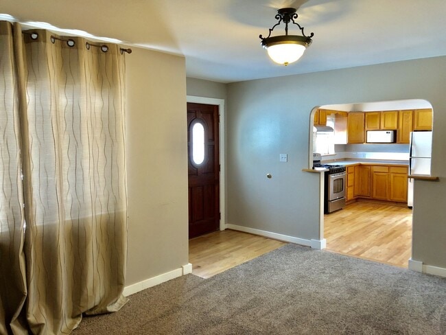 Building Photo - Perfect locale 3 Bed/2Bath Single Family H...