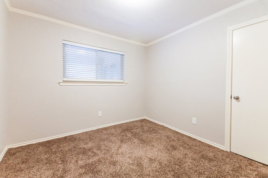 Building Photo - 405 W Marble St