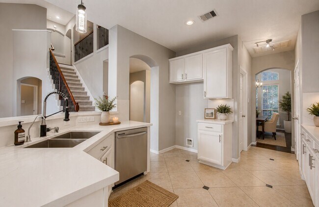 Building Photo - 302 Trillium Dr