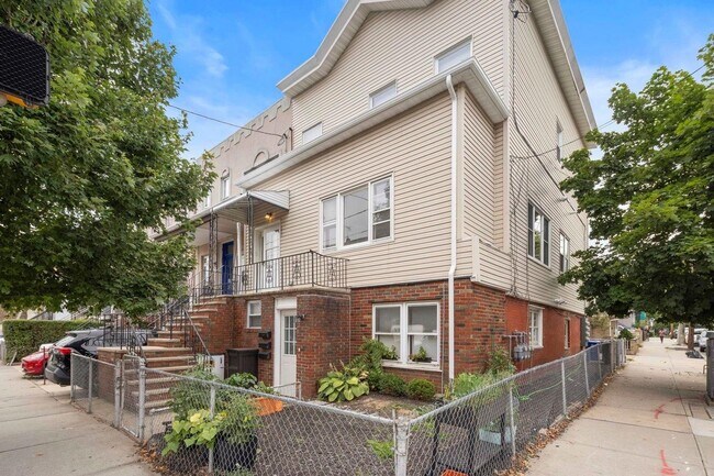 Building Photo - 959 Summit Ave