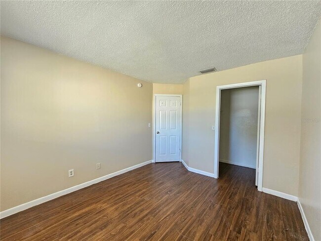 Building Photo - 221 Northwest Jefferson Cir N