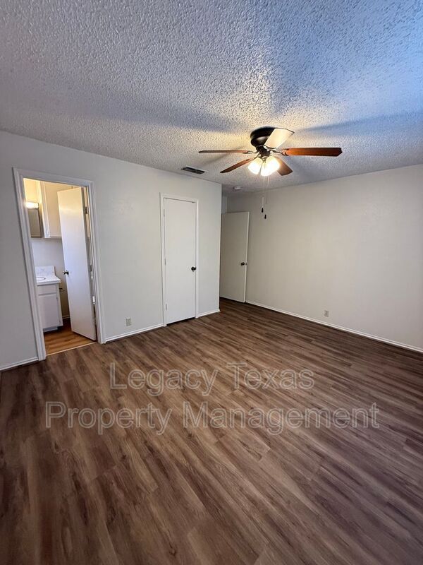 Building Photo - 1118 N Nolan River Rd