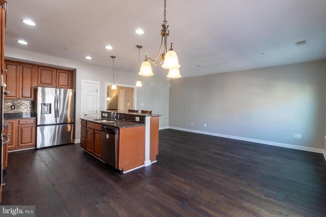 Building Photo - 323 Community Center Ave