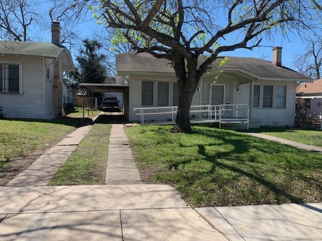 Building Photo - 3/1 Home Available In Highland Park!