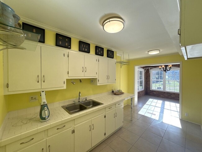 Building Photo - Beautiful 5 Bedroom 3 Bathroom House on Country Club Golf Course!