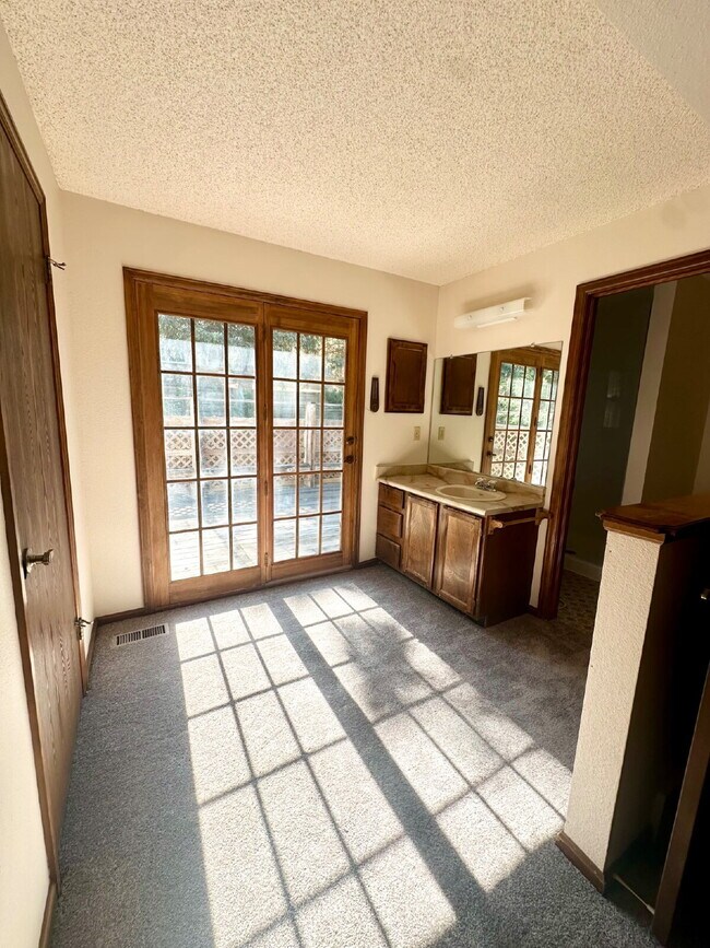 Building Photo - "Spacious 4-Bedroom Retreat with 2.5 Baths...