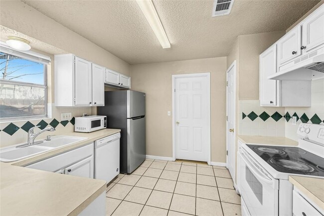 Building Photo - 609 Riverwood Dr