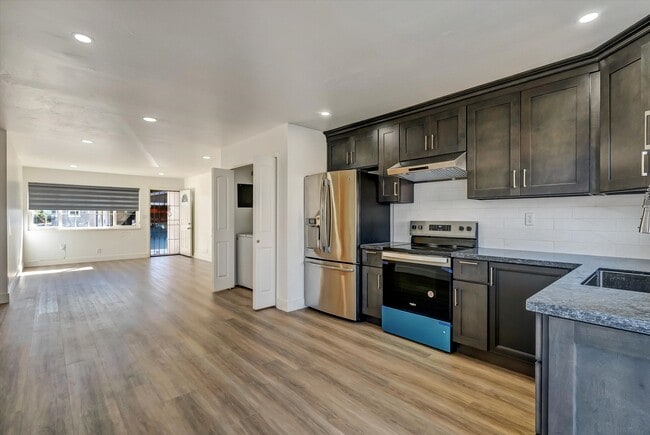 Building Photo - 568 Simon St