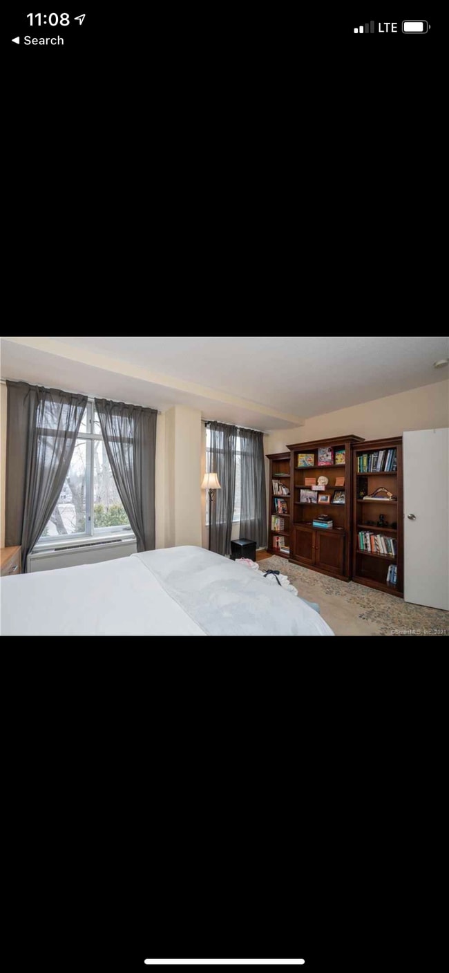 Building Photo - 1028 Farmington Ave